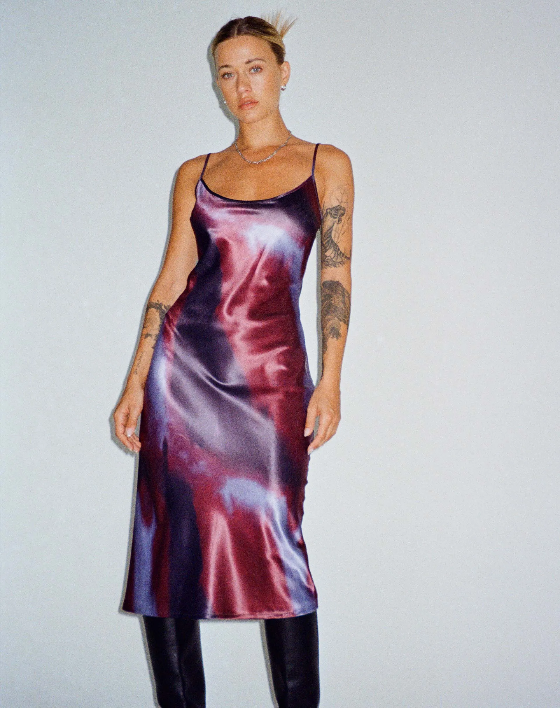 Juvina Midi Dress in Satin Watercolour Plum