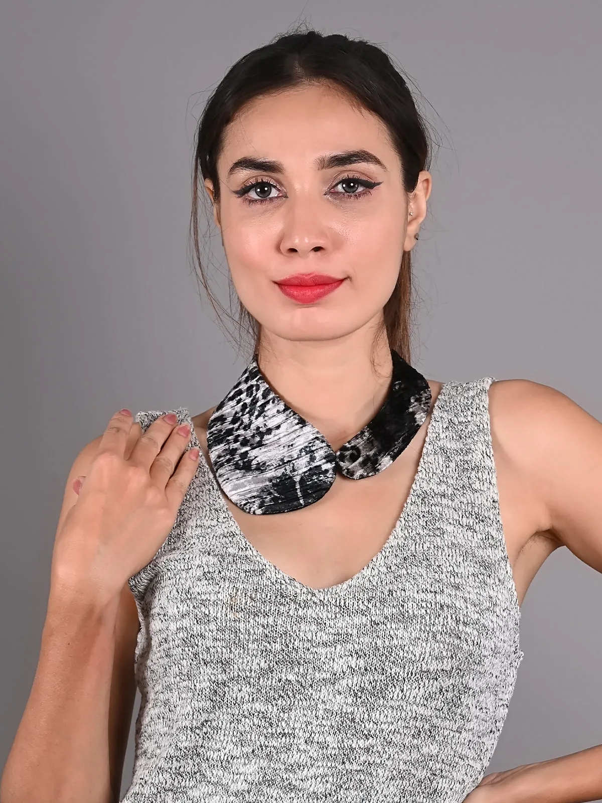 Odette Black and White Printed Velvet Collar for Women