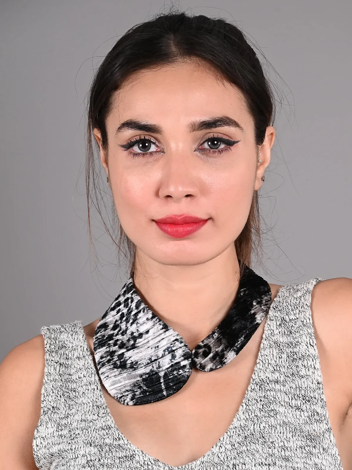 Odette Black and White Printed Velvet Collar for Women